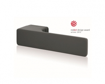 minimal_rankena_juoda_baltame-fone_1612429245-3ed74612779e678c6f75e888d64a110e.jpg